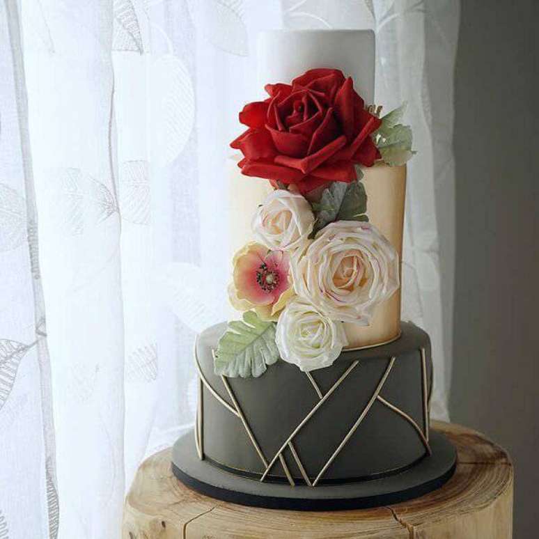 75. Modelo de bolo fake com design moderno. Fonte: Pinterest
