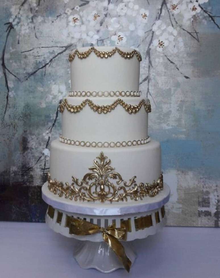 78. Modelo fake de bolo com detalhes em dourado. Fonte: Etsy
