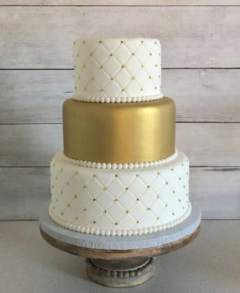 82. Modelo fake de bolo em tons de branco e dourado. Fonte: Pinterest