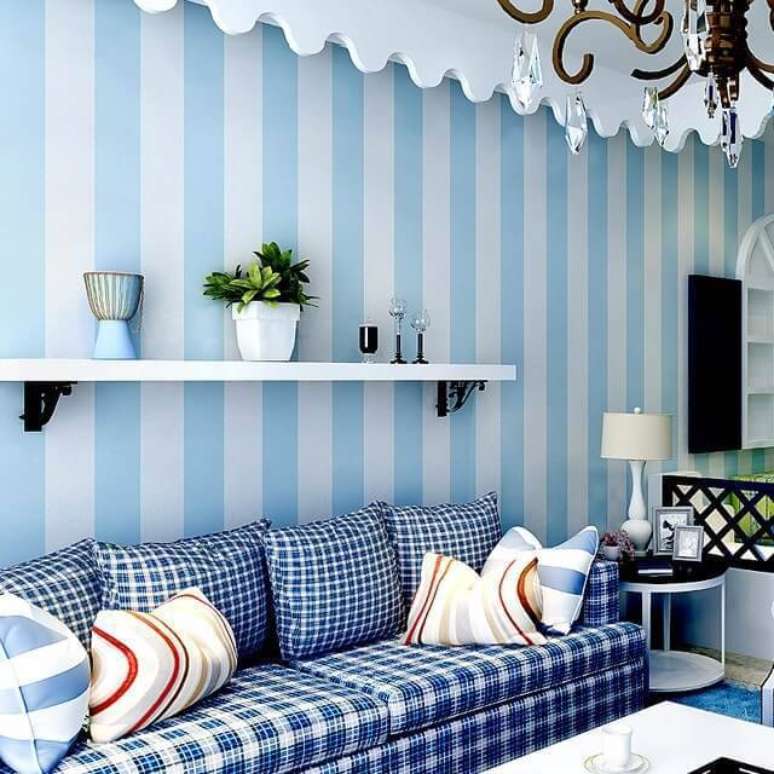 4. Papel de parede azul listrado com sofá xadrez – Por: Mercado Livre