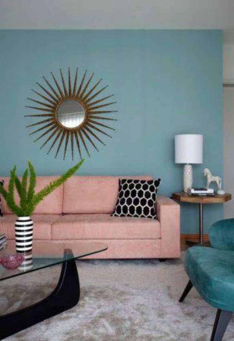 68. Parede azul com sofá rosa claro – Por: Pinterest