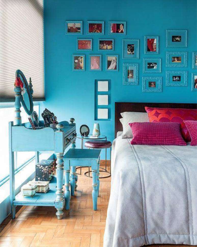 71. O que acha da parede turquesa e almofadas rosa &ndash; Por: Essencia moveis de design