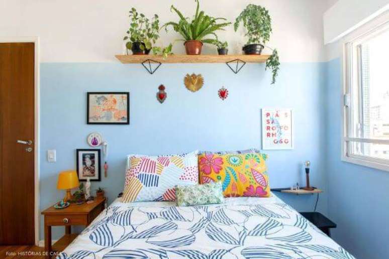 75. Azul claro com plantas e quadros combinando &ndash; Por:&nbsp;Hist&oacute;rias de casa&nbsp;