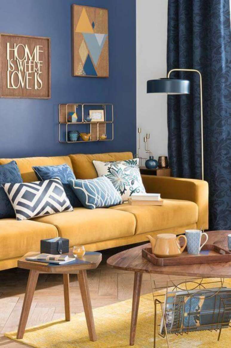 3. Sofá amarelo para alegrar a parede azul – Por: Coziem