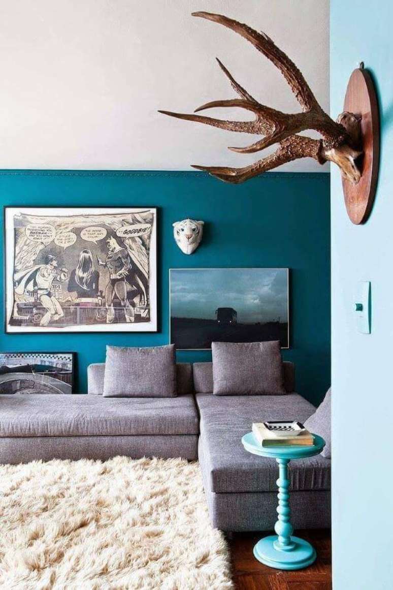 78. Parede azul com sofá cinza e tapete felpudo – Por: Decor Facil