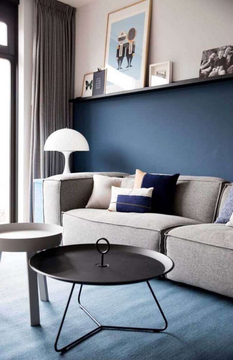 9. Parede azul marinho com sofá neutro e almofadas combinando – Por: Ideias Decor