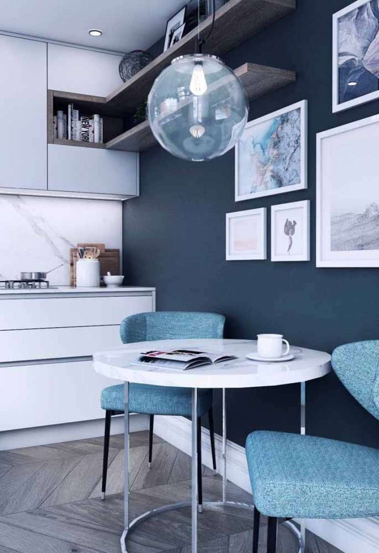 10. A cozinha tamb&eacute;m fica linda com a parede azul &ndash; Por: Decor F&aacute;cil