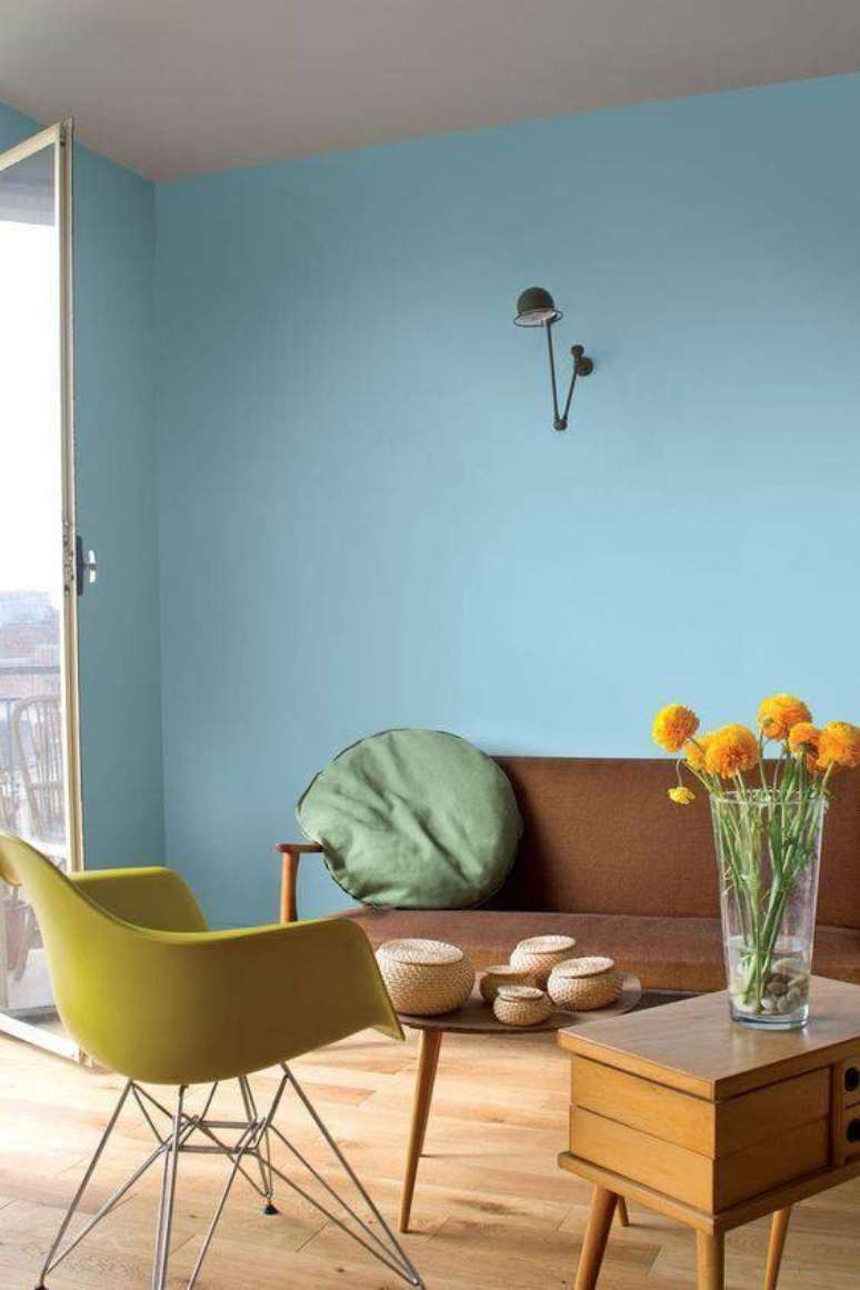 13. Parede azul na sala de estar, um ambiente tranquilo e aconchegante &ndash; Por: Decor F&aacute;cil