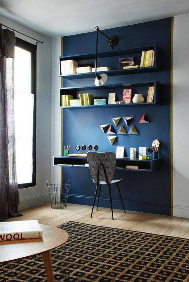 17. Parede azul em escritório com prateleiras e livros – Por: Proma