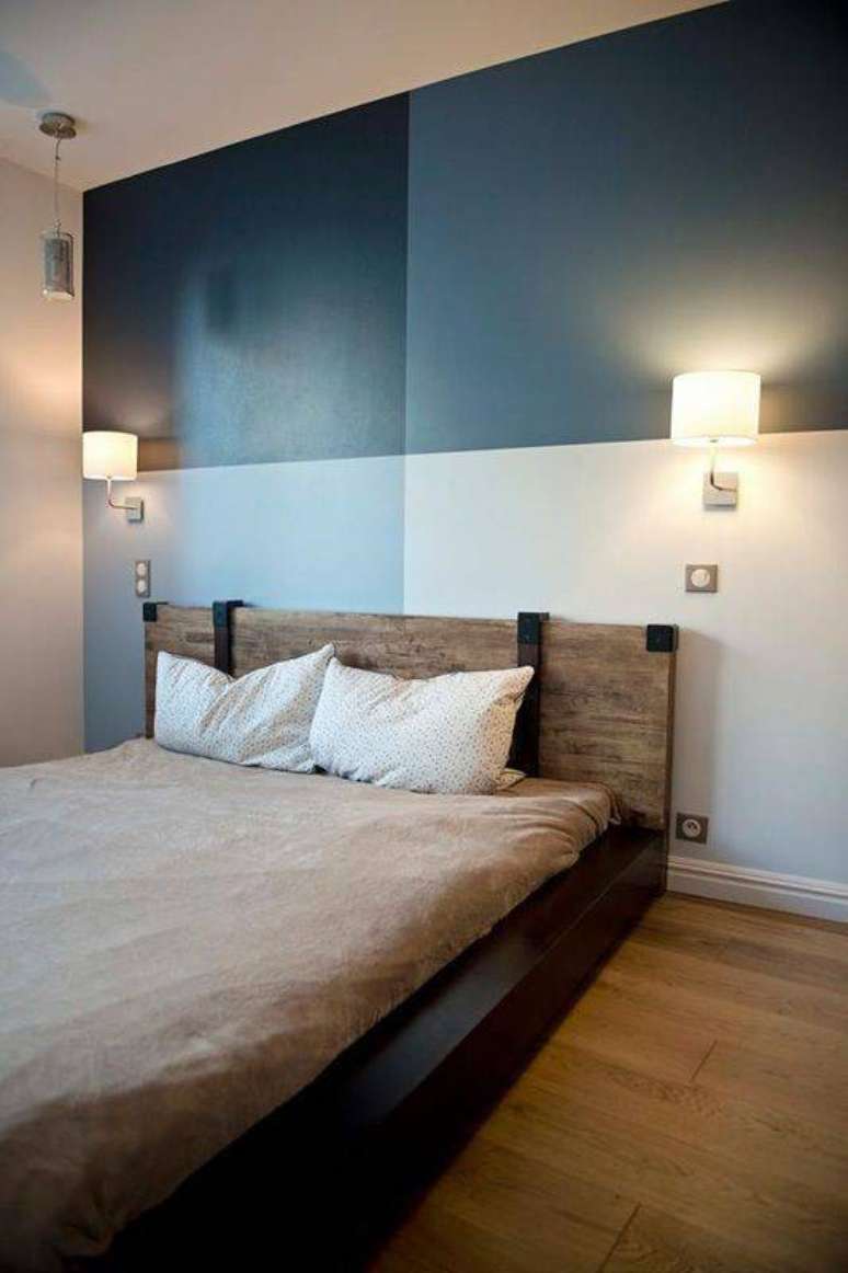 20. Parede azul em formatos geom&eacute;tricos &ndash; Por: Achados Decora&ccedil;&atilde;o