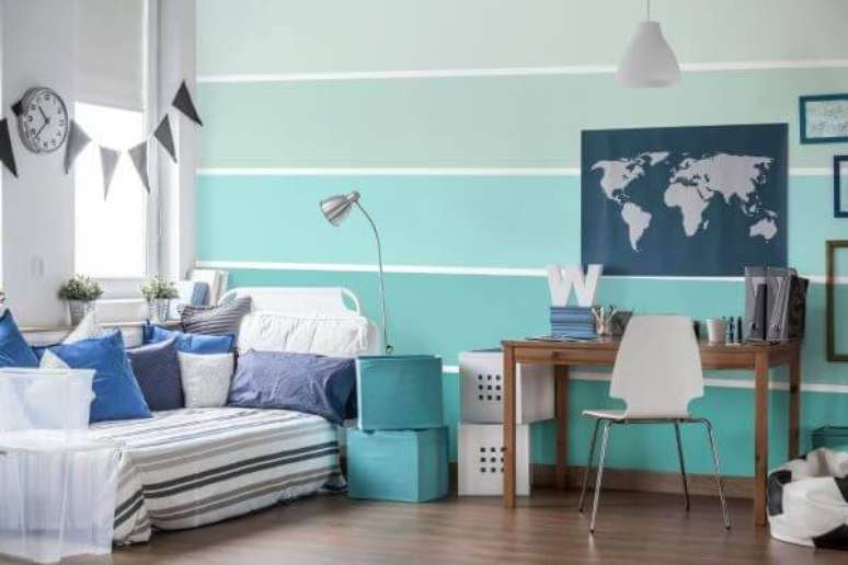22. Parede azul listrada em tons de turquesa &ndash; Por: Mercado Livre