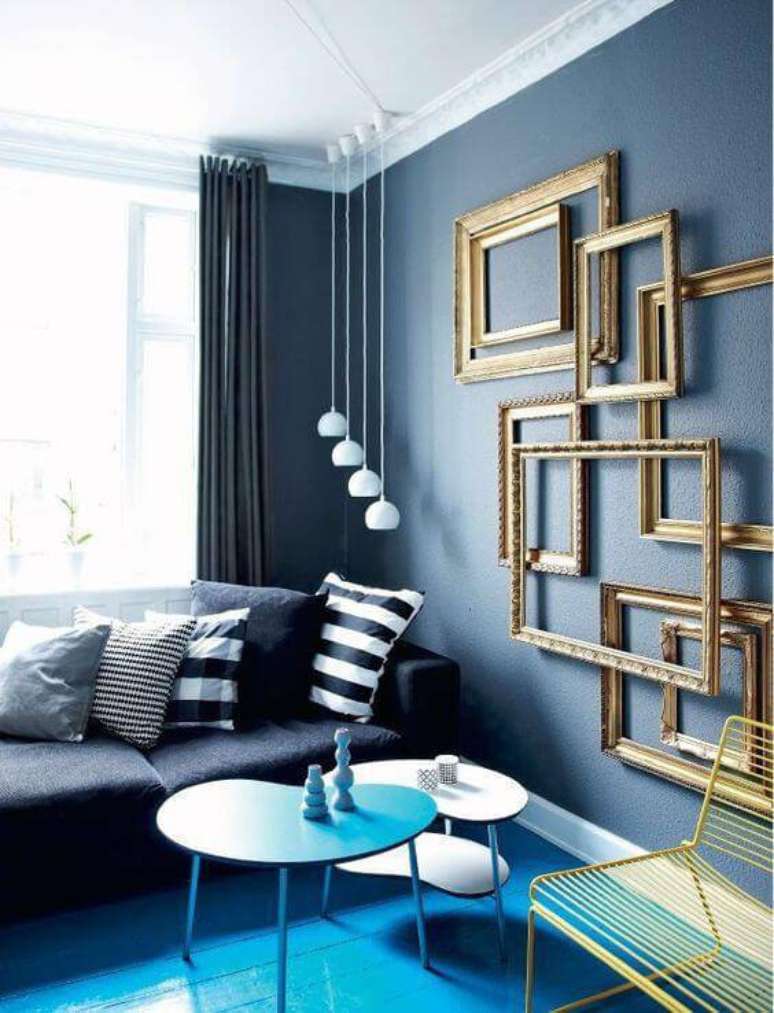 1. Parede azul com molduras de quadros dourados – Por: Casa Vogue