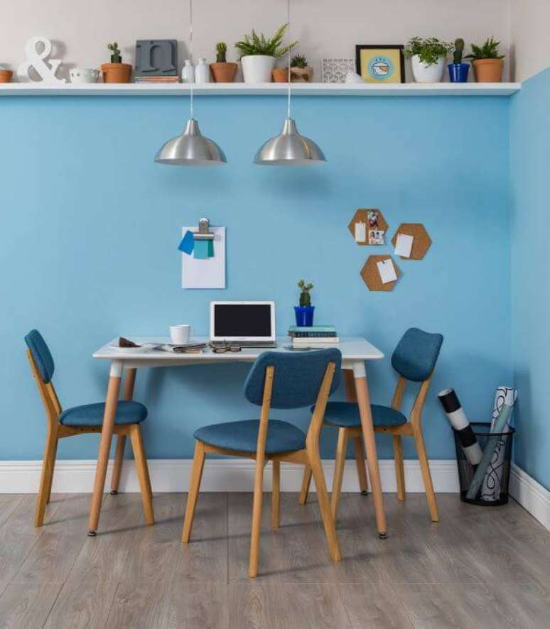 27. Parede azul para escrit&oacute;rio &ndash; Por: Mobly