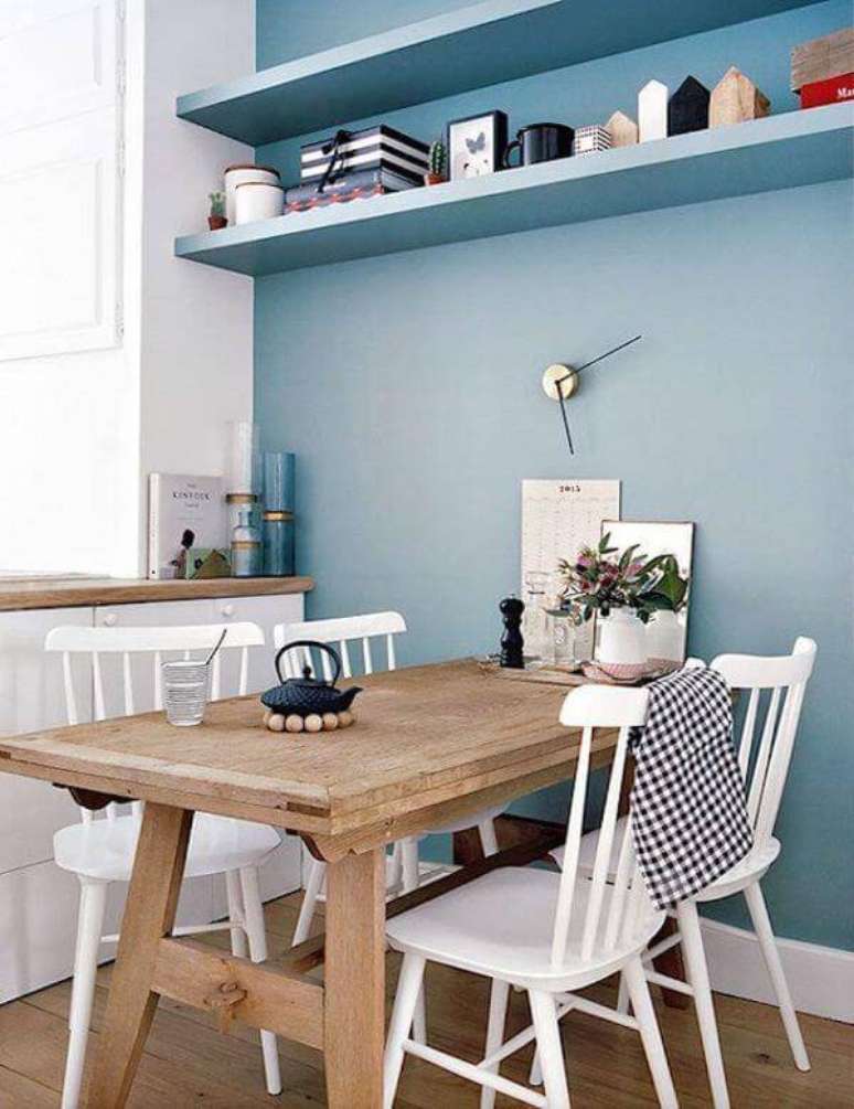28. Parede azul na cozinha com mesa rústica e cadeiras brancas – Por: Decor Facil