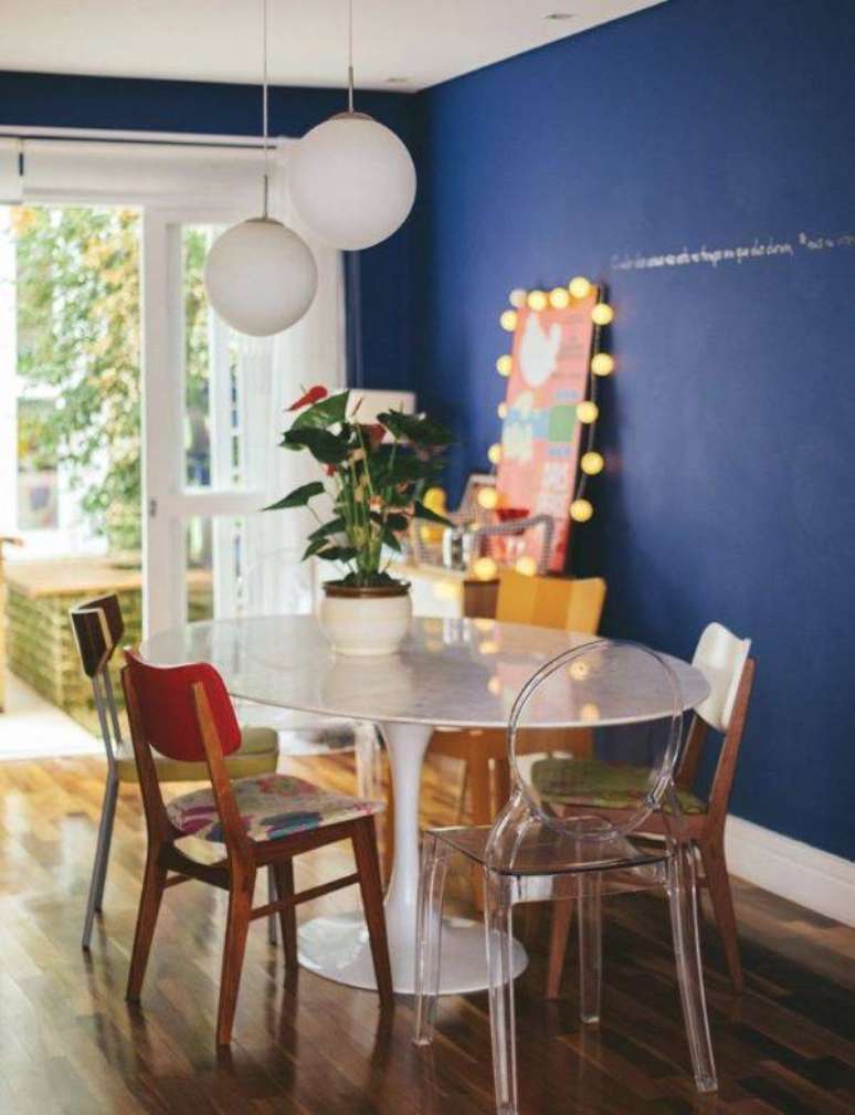 30. Parede azul na sala de jantar com mesa de jantar moderna – Por: Decor Fácil