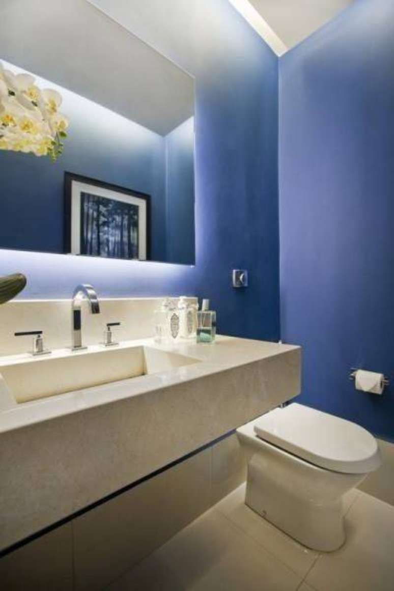 31. Parede azul no banheiro iluminado – Por: Pinterest