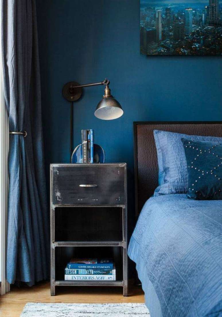 32. Parede azul no quarto moderno – Por: Casa Vogue