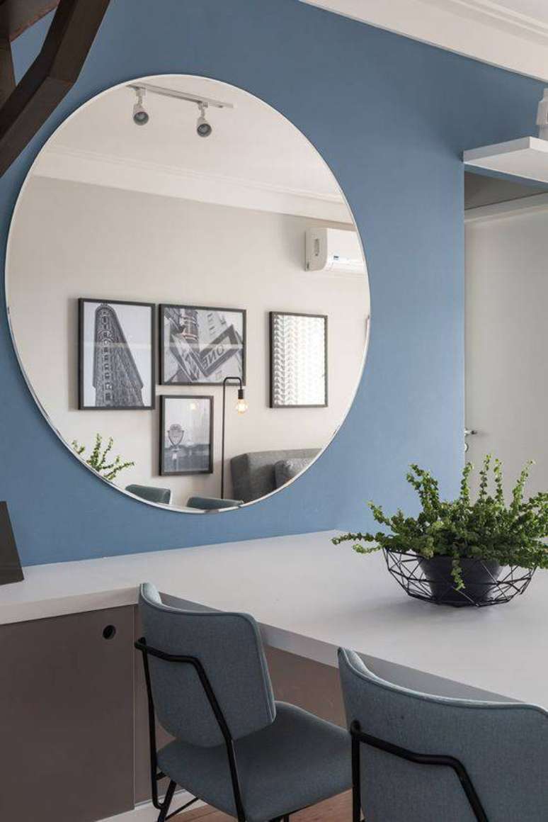 33. Coloque espelhos para combinar com a parede azul de ambientes pequenos – Por: Pinterest