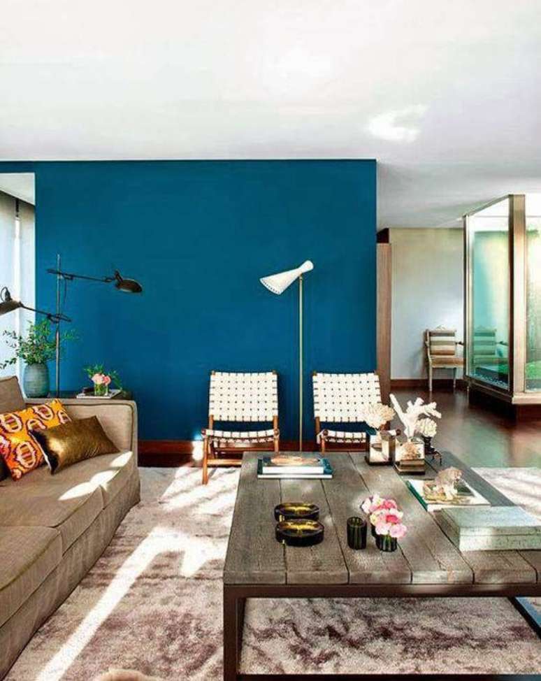 35. Parede azul para sala de estar moderna – Por: Achados da Decoração