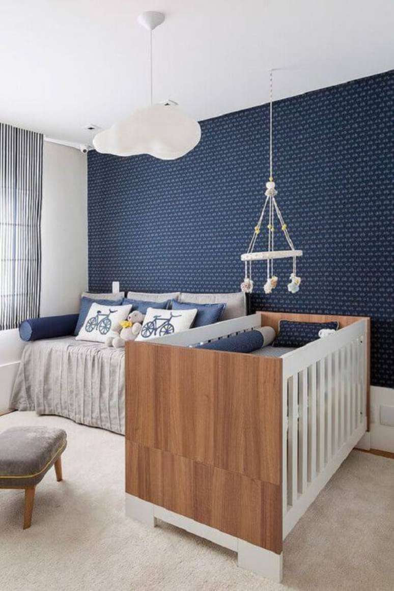 39. Papel de parede azul para quarto de bebê – Por: Revista VD