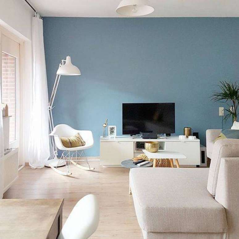 40. Sala de estar serena com parede azul – Por: Pinterest