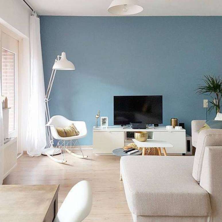40. Sala de estar serena com parede azul &ndash; Por: Pinterest
