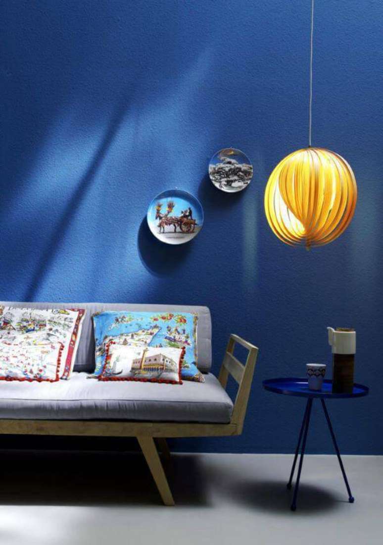42. O lustre amarelo destaca o ambiente azul &ndash; Por: OfDesign