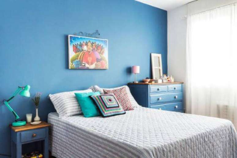 45. Quarto com parede azul e detalhes coloridos &ndash; Por: Casa Claudia