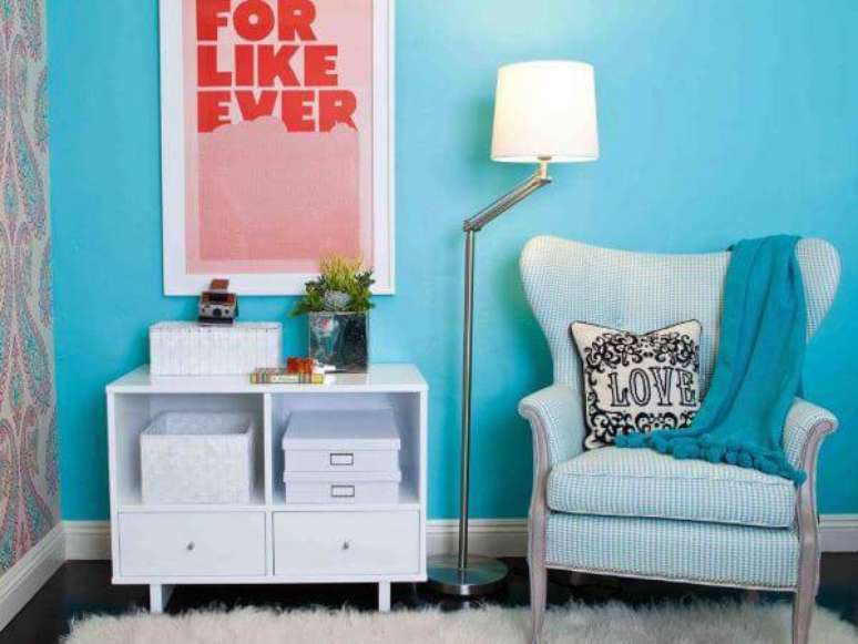 50. Sala com parede azul e poltrona combinando &ndash; Por: HGTV