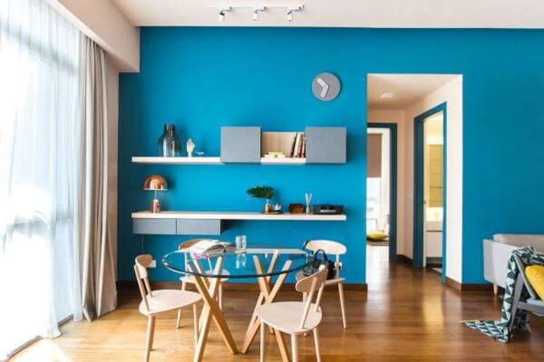 51. Sala com parede azul &ndash; Por: Home e Decor