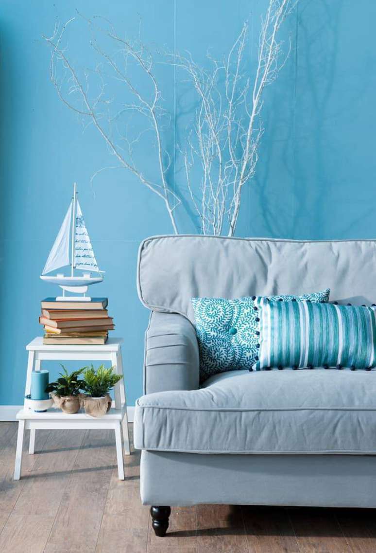 52. Tons de azul para parede e todos os detalhes da sala de estar – Por: Interior Charm