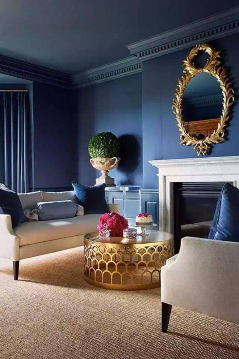 55. Sala de estar com parede azul e detalhes em dourado &ndash; Pro: Living Room Ideas