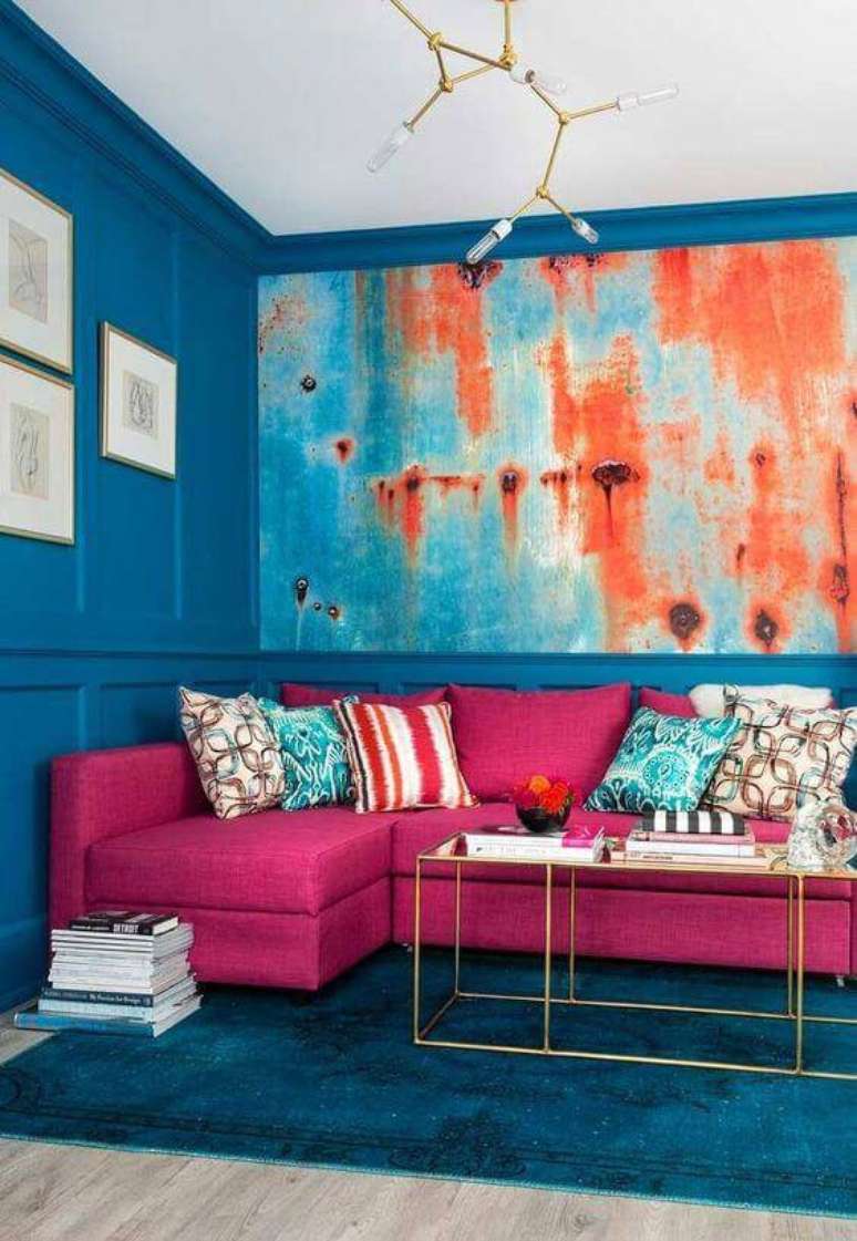 5. Sala de estar moderna com parede azul e sofá rosa – Por: Decor Fácil