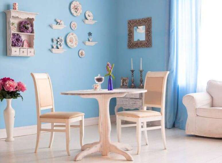 58. Sala de jantar com parede azul clara &ndash; Por: Casa e Jardim
