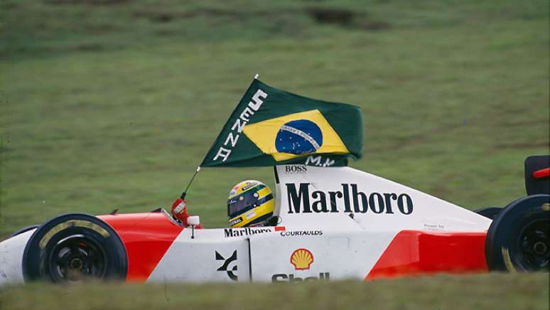 "Carregar a bandeira, para mim, tem um valor simbólico forte. Olha que já estou acostumado com essa história de ouvir o hino nacional em cima do pódio, mas na hora isso sempre mexe comigo."