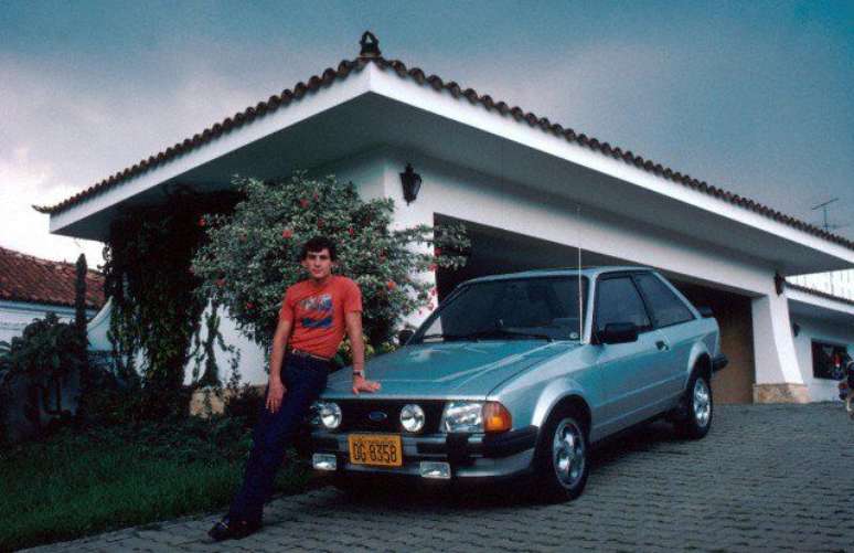 Na foto, Ayrton com um de seus carros pessoais, um Ford Escort XR3. No dia da entrevista, dirigia um Mercedes 300 Estate.