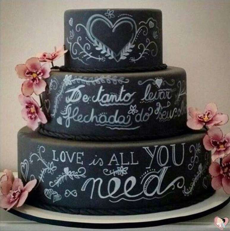 86. Modelo fake de bolo de casamento com fundo preto e frases. Fonte: Pinterest