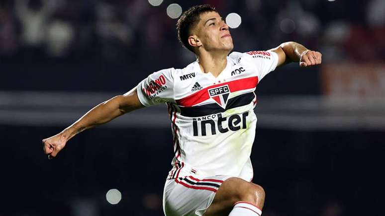 Vitor Bueno deve ficar à disposição para a partida contra o Athletico-PR (Foto: Rubens Chiri/São Paulo)