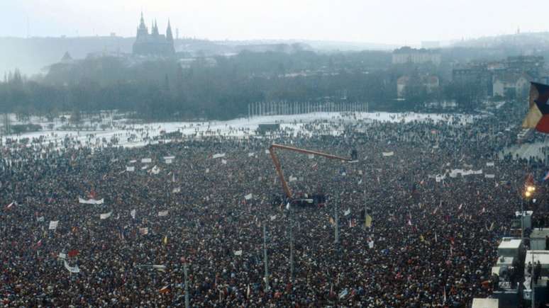Mais de meio milh&atilde;o de pessoas se reuniram em Praga, na antiga Tchecoslov&aacute;quia, para uma manifesta&ccedil;&atilde;o em novembro de 1989