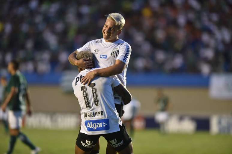 Soteldo comemora gol com Marinho.