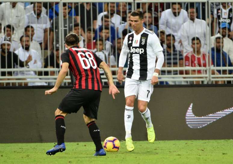 Milan e Juventus se enfrentam neste domingo (AFP)