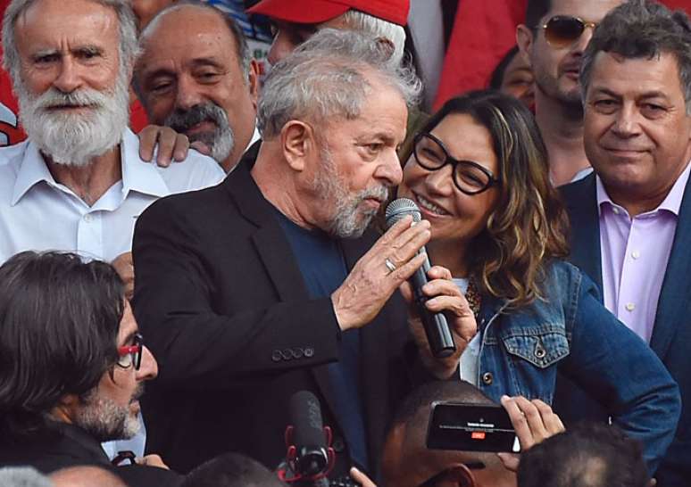 Lula deixa prisão.