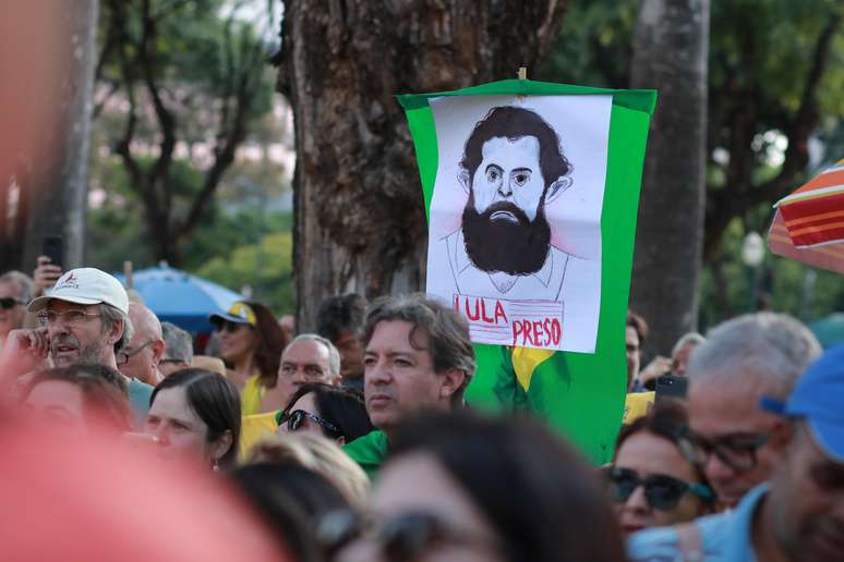 Manifestantes de Belo Horizonte se encontraram na Praça da Liberdade.