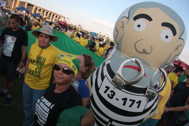 Integrantes de vários movimentos se manifestam em frente ao Congresso Nacional, em Brasília.