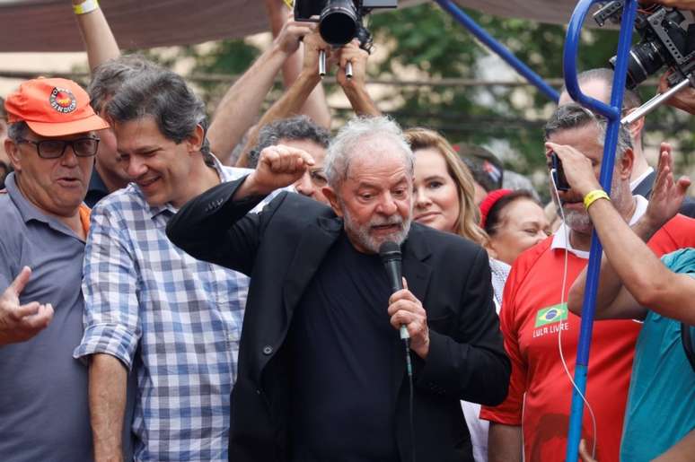 Lula discursa um dia após sair da prisão.