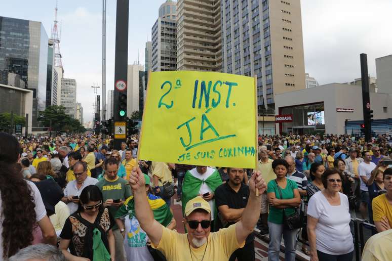 Manifestantes fecham a avenida Paulista, em São Paulo.