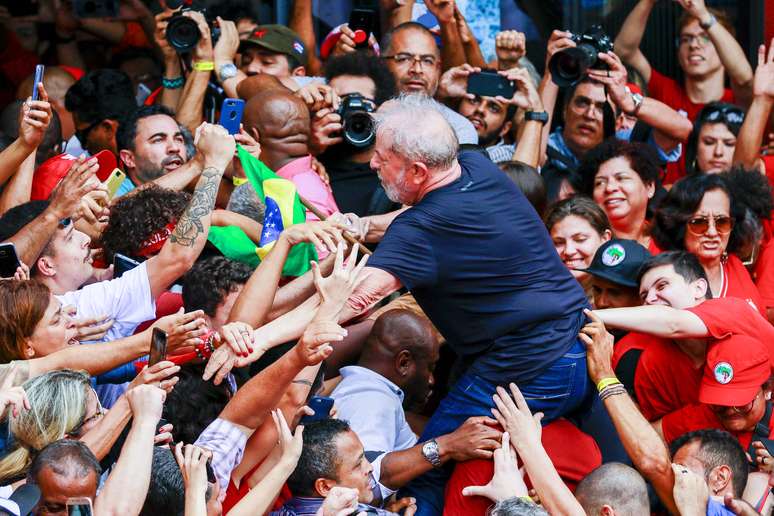 Lula é carregado por militantes em frente ao Sindicato do Metalúrgicos, em São Bernardo do Campo.