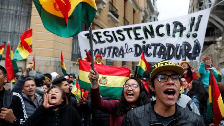 Manifestantes em La Paz protestaram contra o que chamavam de 'ditadura' de Evo Morales