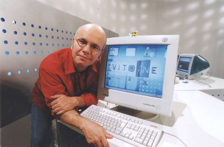 Marcelo Tas no est&uacute;dio do 'Vitrine', da TV Cultura, em maio de 2000.