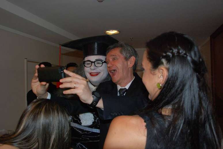 O Professor Tib&uacute;rcio, personagem de Marcelo Tas, tira foto com Serginho Groisman nos bastidores da festa de 45 anos da TV Cultura, em 2014. &nbsp;